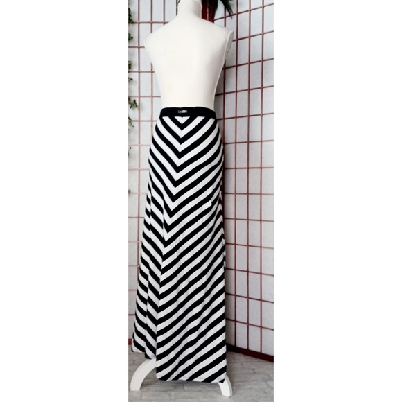 Calvin Klein Performance | Women's Slit Side Chevron Print Workout Maxi Skirt - Picture 12 of 15
